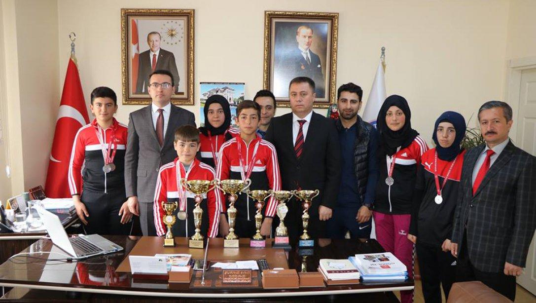 Şeyh Halil Ortaokulu Şampiyon Takımı Kaymakamımızı Ziyaret Etti.