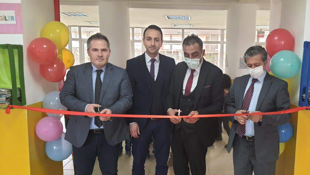 Yıldızeli Borsa İstanbul Cumhuriyet İlkokulunda Çevre Dostu Okul Projesi kapsamında oluşturulan Sıfır Atık Kütüphanesinin açılışı yapıldı