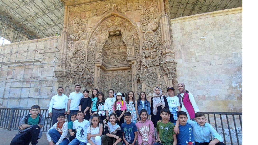 Ataturk Ortaokulu Öğrencilerinden Divriği Gezisi